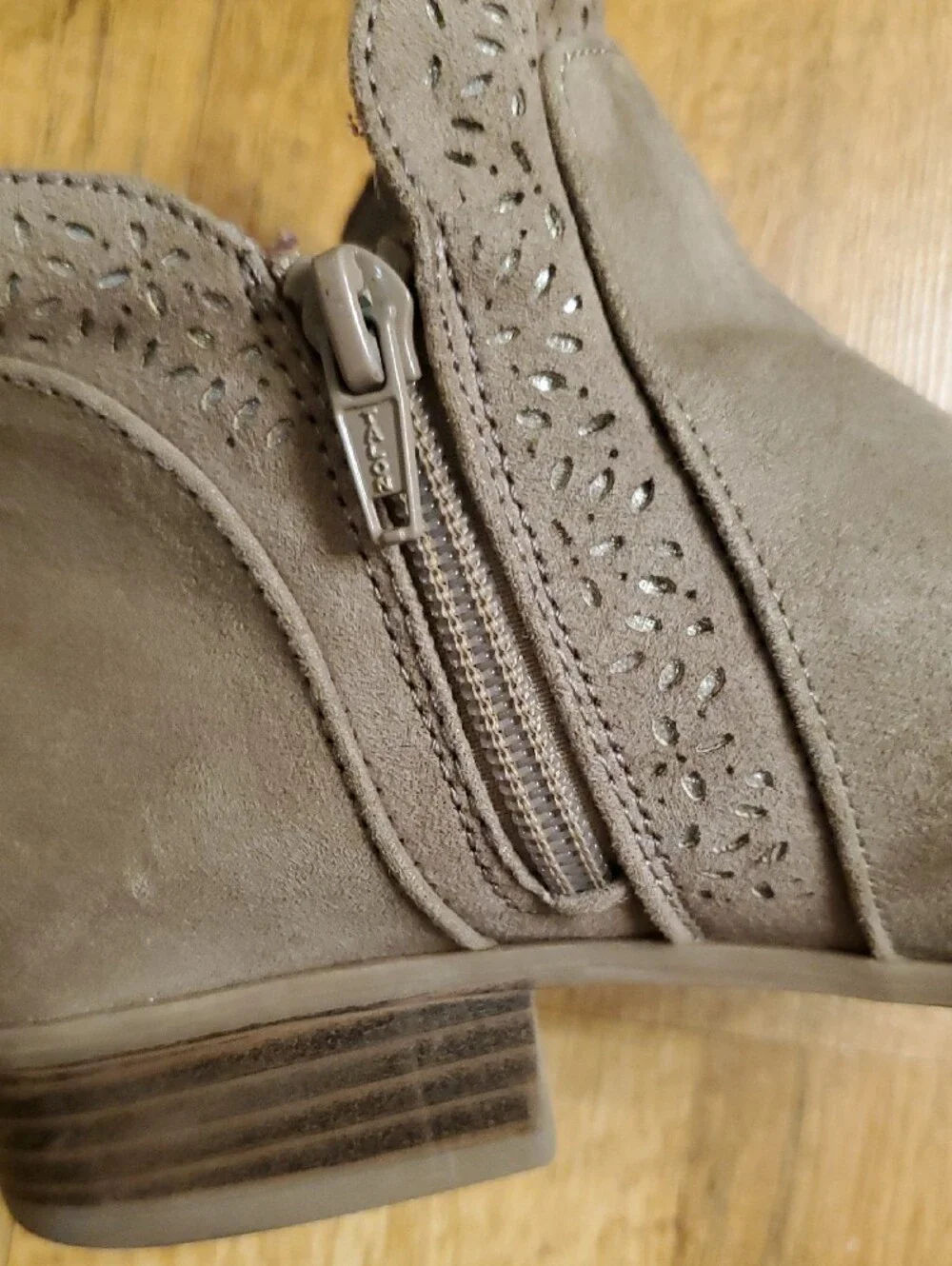 SO Girl's Taupe Bow Faux Suede Ankle Boots Size 4